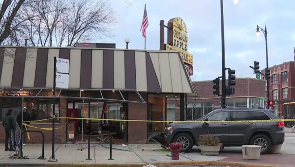 Chicago smash-and-grab burglary hits Golden Apple in Lakeview