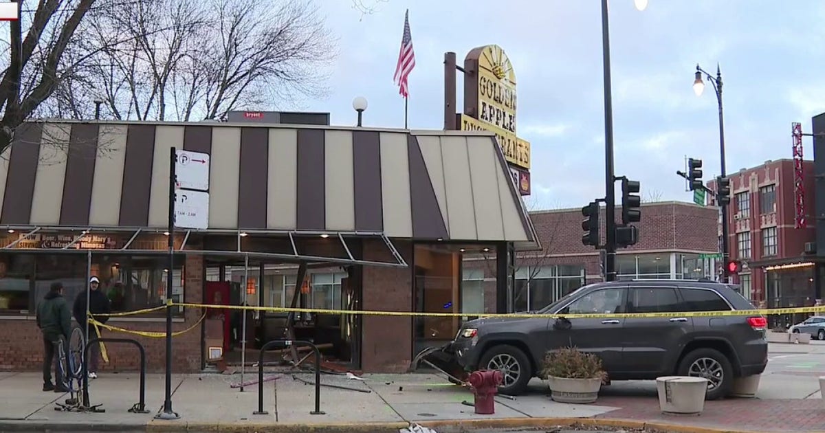 Chicago smash-and-grab burglary hits Golden Apple in Lakeview